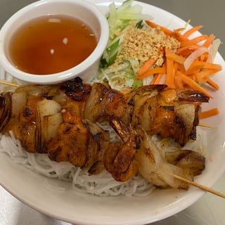 D2  Vermicelli Noodle Platter w/ Seafood - Bún Dô Biên Nuong