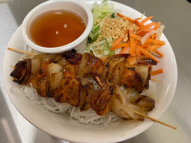 D2 Vermicelli Noodle Platter w/ Seafood - Bún Dô Biên Nuong.